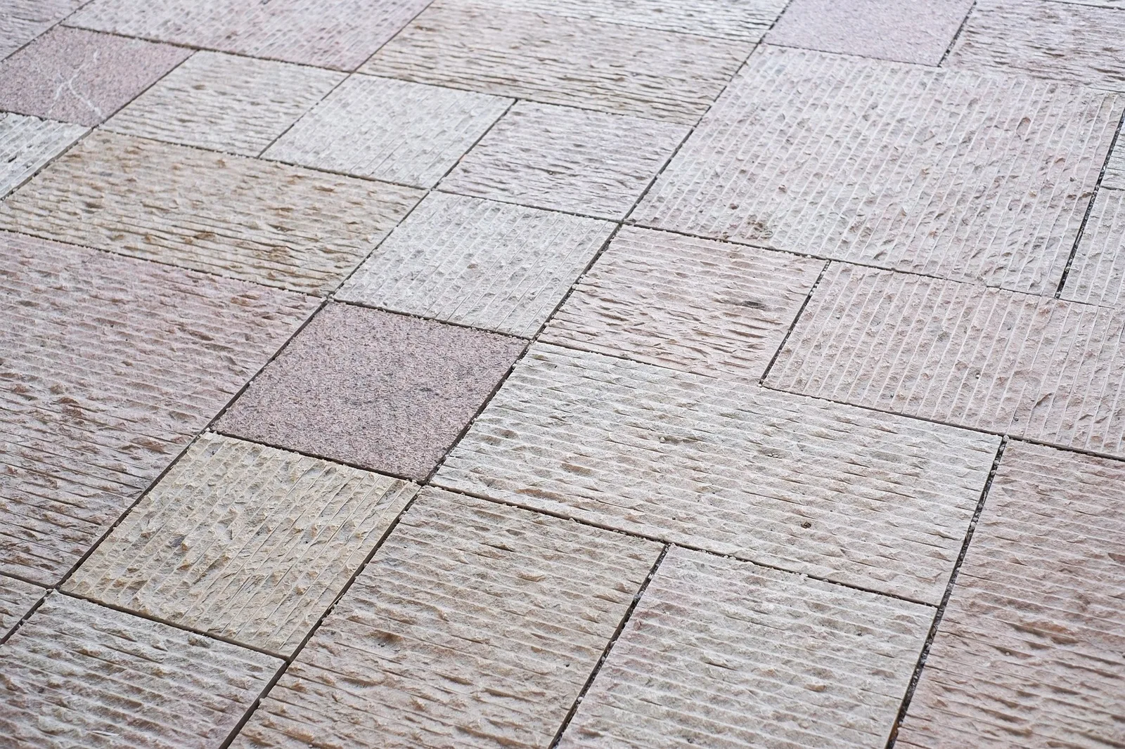 Hofpflasterung aus hellen Natursteinplatten in der Alten Residenz Salzburg