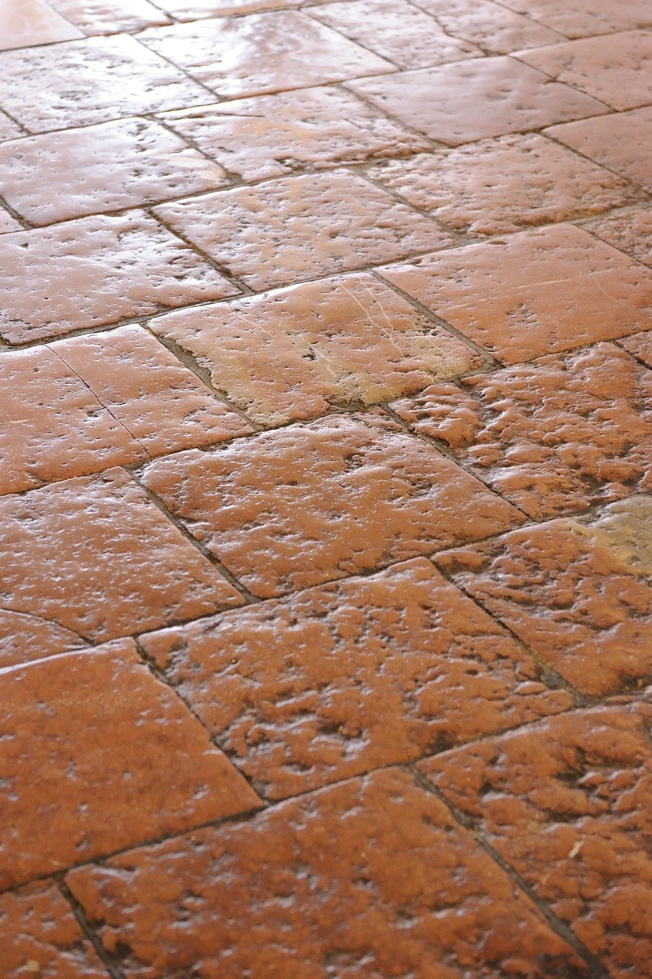 Boden aus rotem Adneter Marmor im Römischen Verband verlegt
